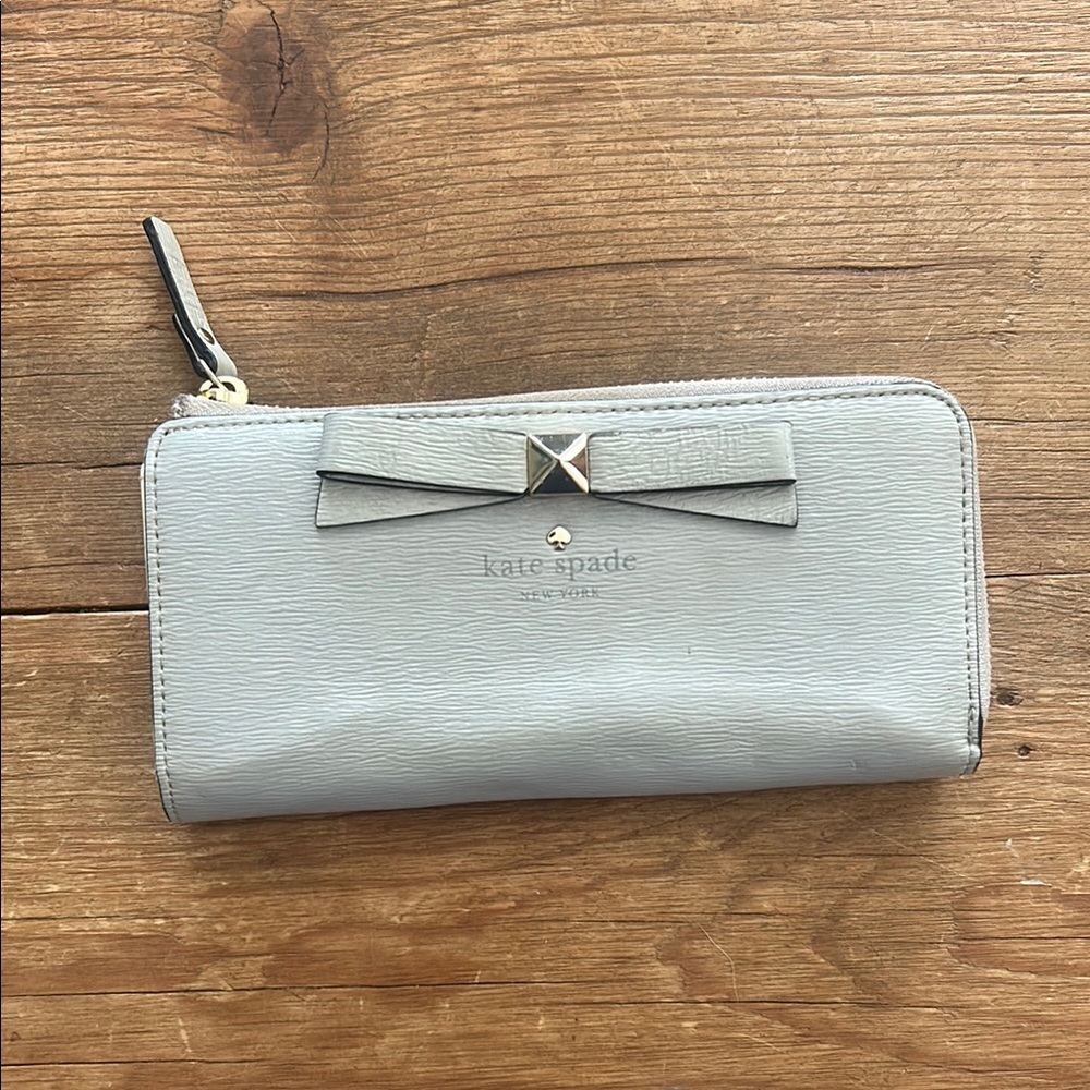 Kate Spade Gray Wallet with Bow Detail and Sleek Design